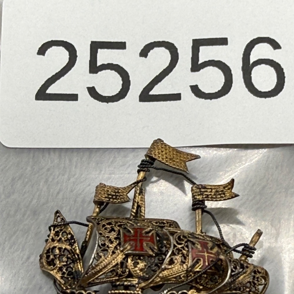 Vintage Enamel Brooch‎ Portugal Ship Gold Tone Filigree Boat - Picture 8 of 8